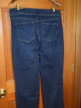 Gloria Vanderbilt Amanda pull on jeans. Size 16 Dark Blue. 30 inches long